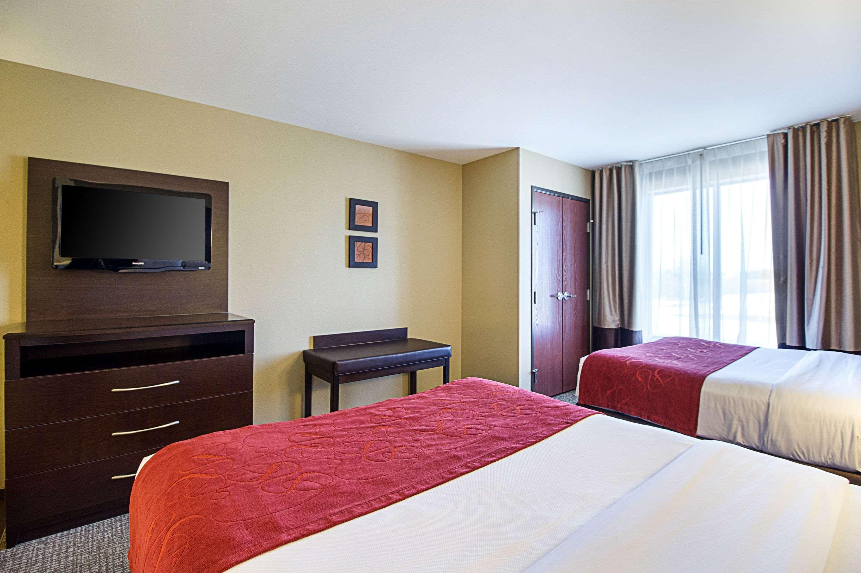 Comfort Suites & Conference Center Worthington Exterior photo