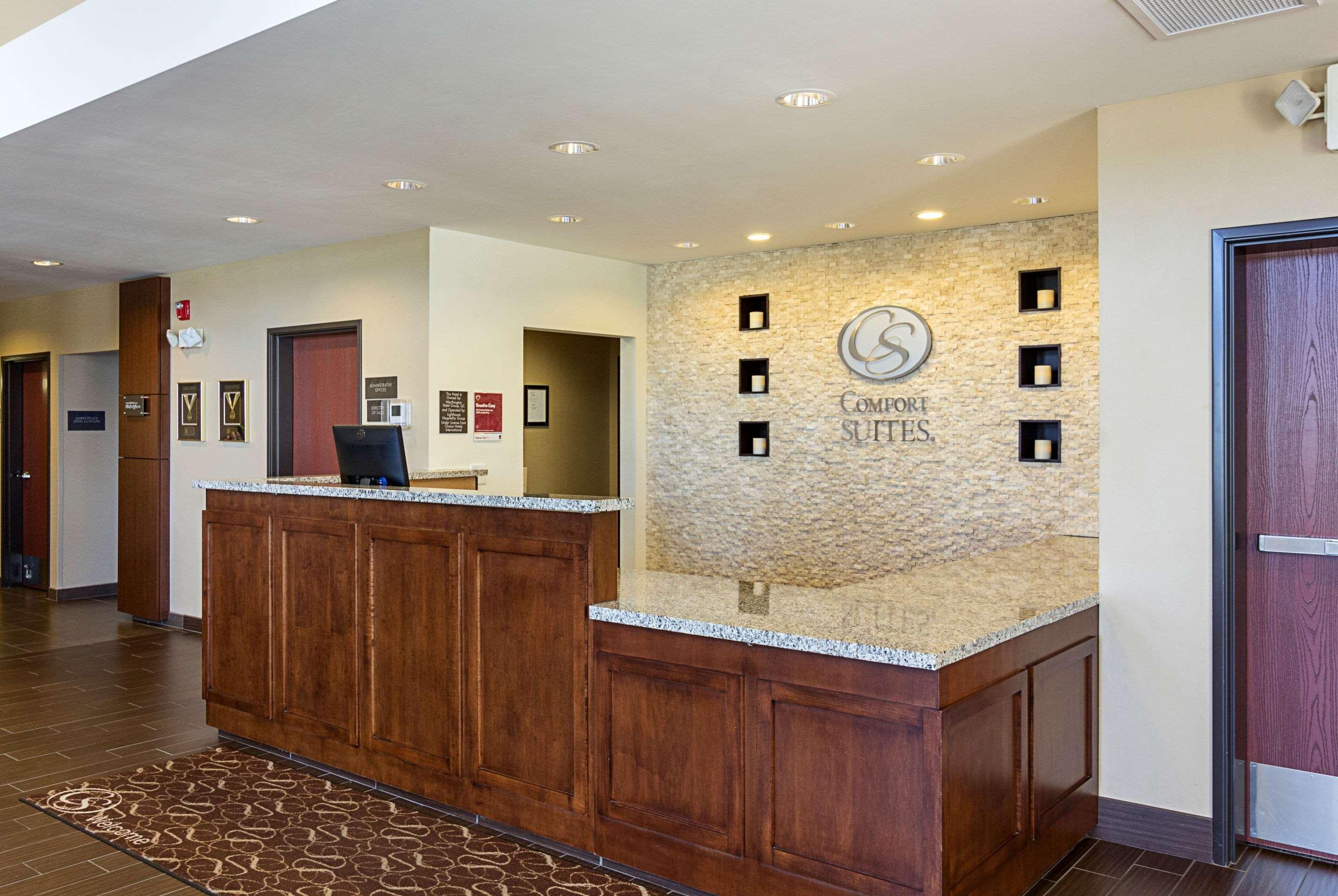 Comfort Suites & Conference Center Worthington Exterior photo