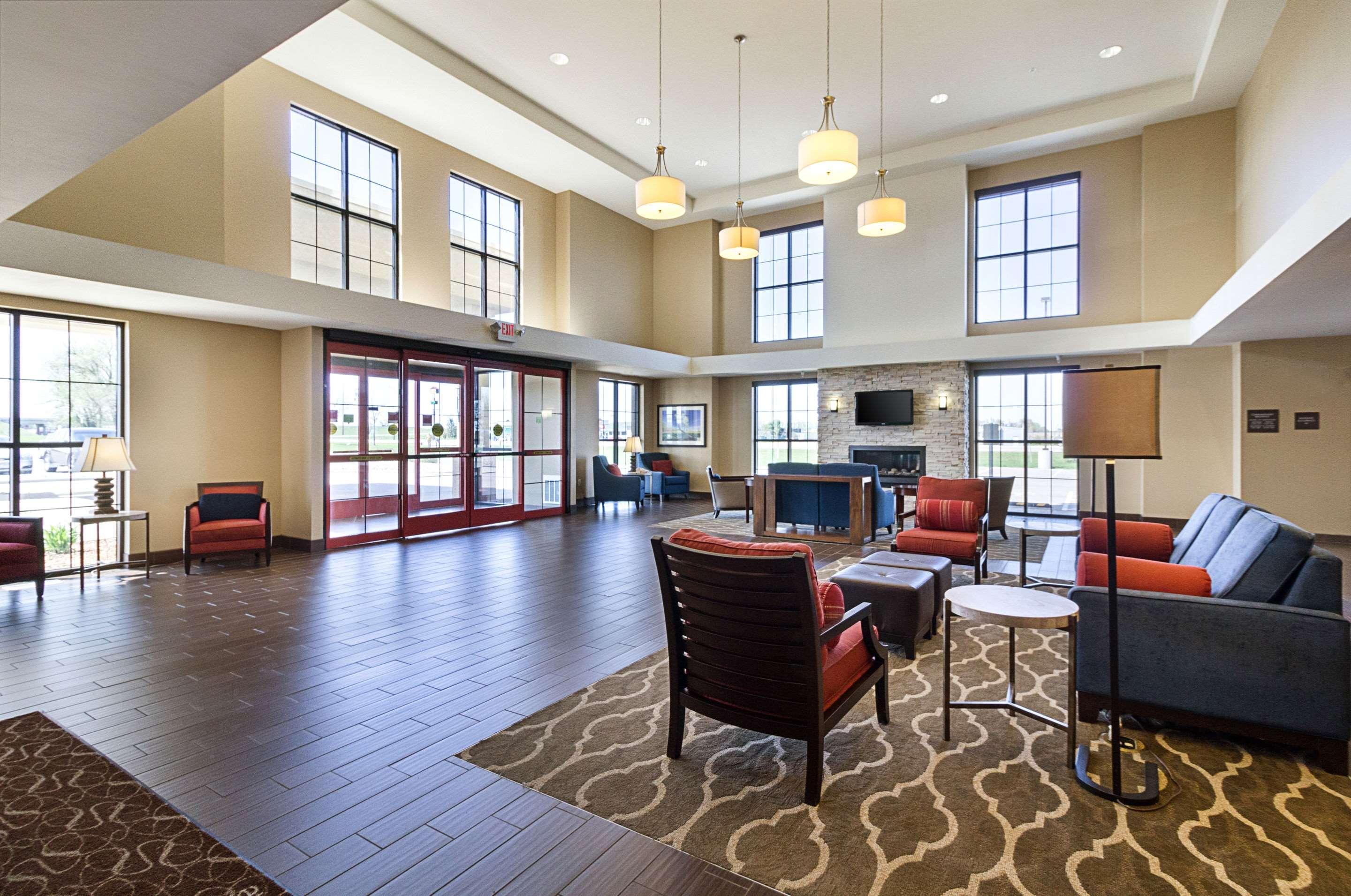 Comfort Suites & Conference Center Worthington Exterior photo