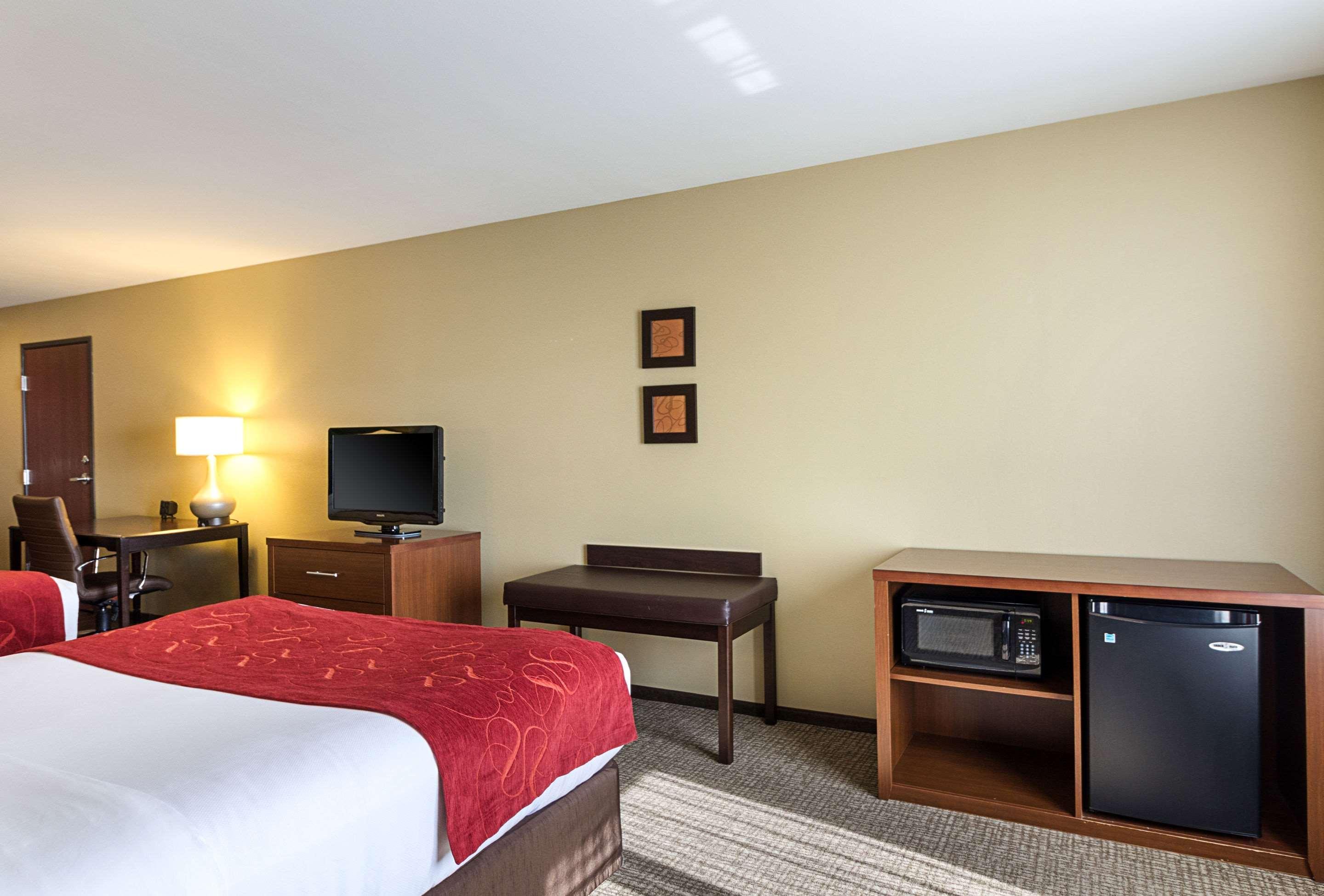 Comfort Suites & Conference Center Worthington Exterior photo