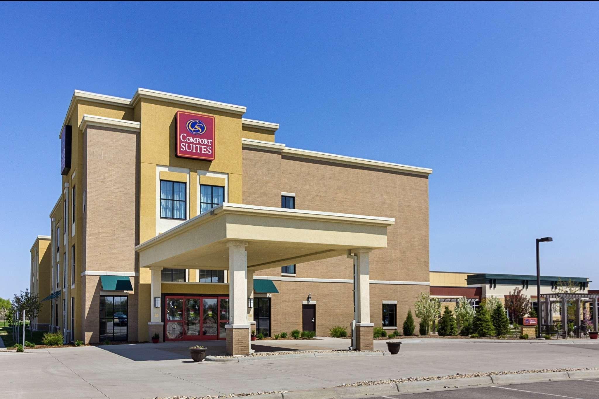 Comfort Suites & Conference Center Worthington Exterior photo