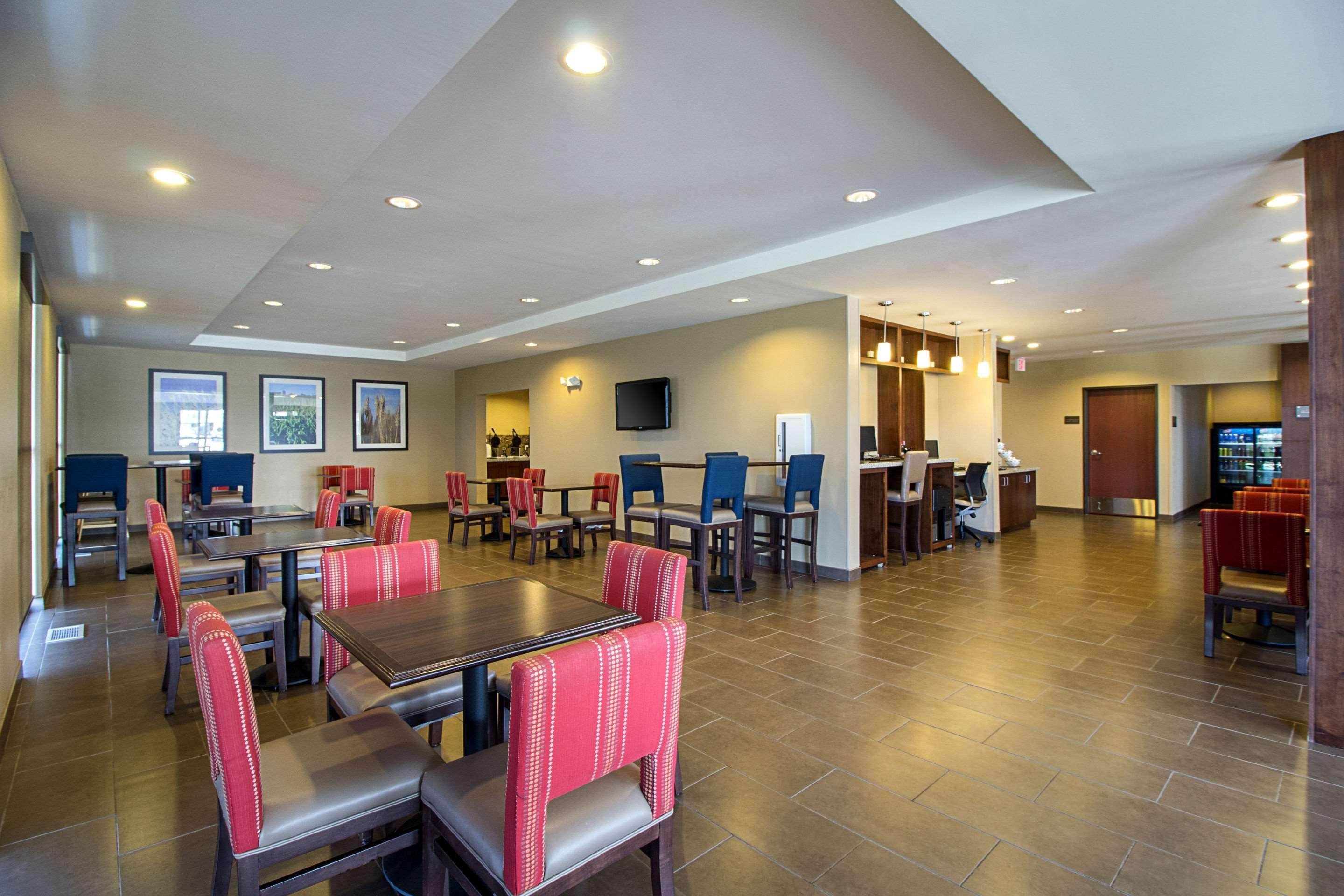 Comfort Suites & Conference Center Worthington Exterior photo
